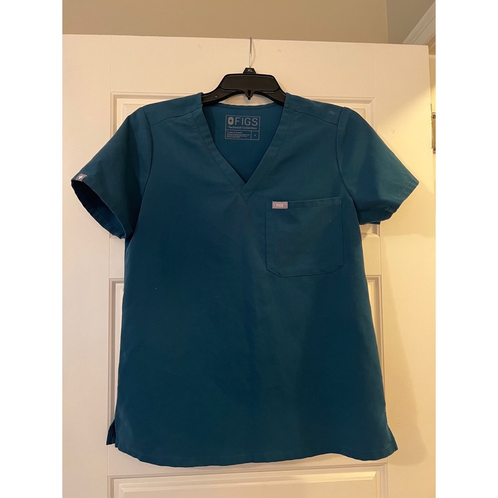 FIGS women’s scrub top